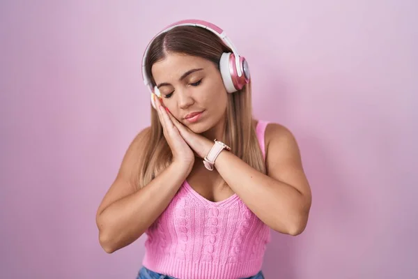 Mujer Rubia Joven Escuchando Música Usando Auriculares Durmiendo Cansada Soñando — Foto de Stock