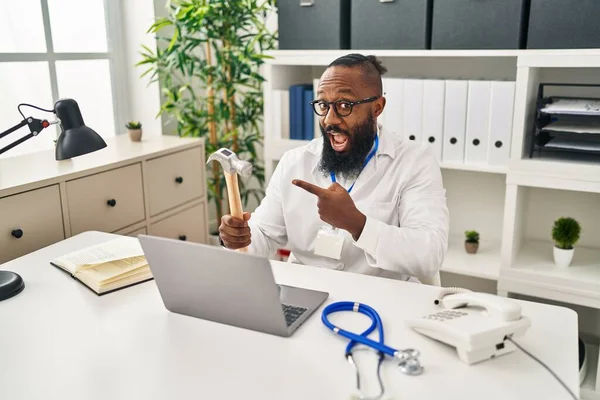 Uomo Afroamericano Che Lavora Alla Clinica Medica Tenendo Martello Sorridente — Foto Stock