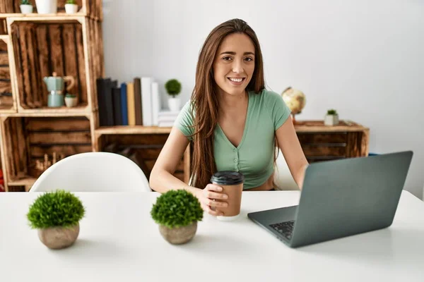 Mujer Hispana Joven Usando Laptop Tomando Café Sentado Mesa Casa —  Fotos de Stock