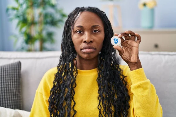 Africano Mulher Segurando Moeda Virtual Bitcoin Pensamento Atitude Expressão Sóbria — Fotografia de Stock