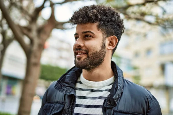 Młody Arabski Człowiek Uśmiecha Się Świeżym Powietrzu Mieście — Zdjęcie stockowe