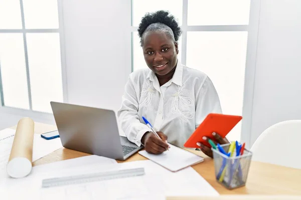 Jonge Afrikaanse Amerikaanse Vrouw Architect Met Behulp Van Touchpad Schrijven — Stockfoto