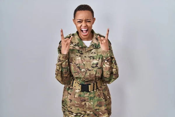 Bella Donna Afroamericana Vestita Con Uniforme Militare Mimetica Che Grida — Foto Stock