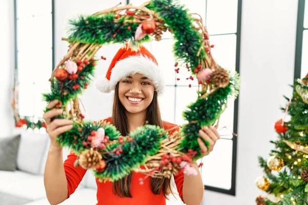 Νεαρή Λατίνα Γυναίκα Χαμογελά Αυτοπεποίθηση Κρατώντας Χριστουγεννιάτικη Διακόσμηση Στο Σπίτι — Φωτογραφία Αρχείου