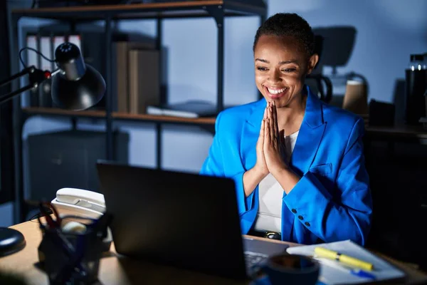 Belle Femme Afro Américaine Travaillant Bureau Nuit Priant Avec Les — Photo