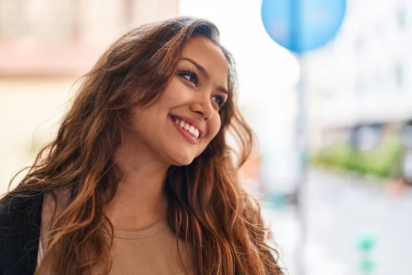 Young Beautiful Hispanic Woman Smiling Confident Looking Side Street — Fotografia de Stock