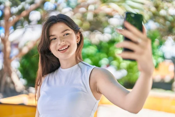 Jovem Caucasiana Sorrindo Confiante Fazendo Selfie Pelo Smartphone Parque — Fotografia de Stock
