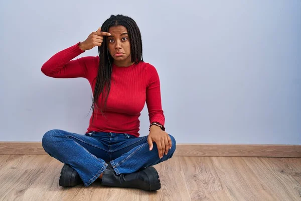 Jonge Afro Amerikaan Met Vlechten Die Thuis Vloer Zitten Ongelukkig — Stockfoto