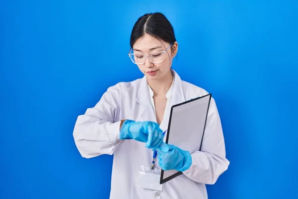 Kinesisk Ung Kvinna Som Arbetar Forskare Laboratorium Kontrollera Tiden Handleden — Stockfoto