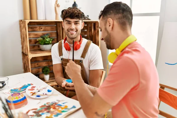 Dwóch Hiszpanów Uśmiecha Się Pewnie Malując Dłonie Studio Sztuki — Zdjęcie stockowe