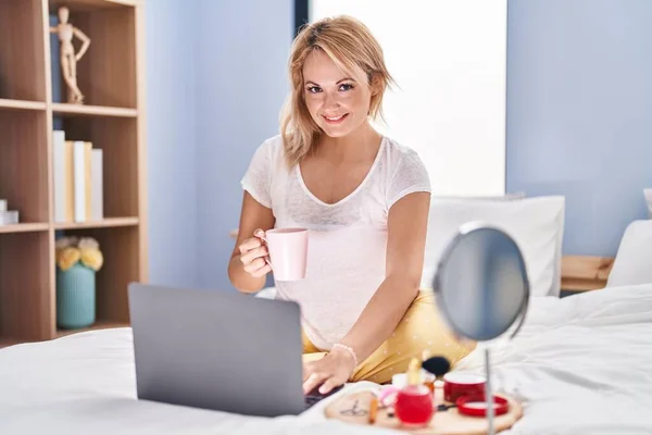 Junge Blonde Frau Trinkt Mit Laptop Kaffee Schlafzimmer — Stockfoto