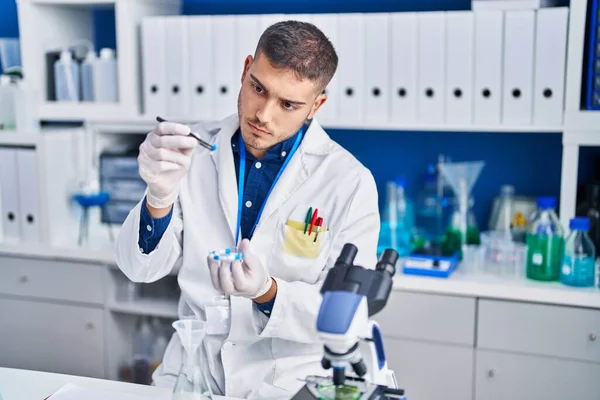 Young Hispanic Man Scientist Holding Pills Laboratory — Stock Photo, Image