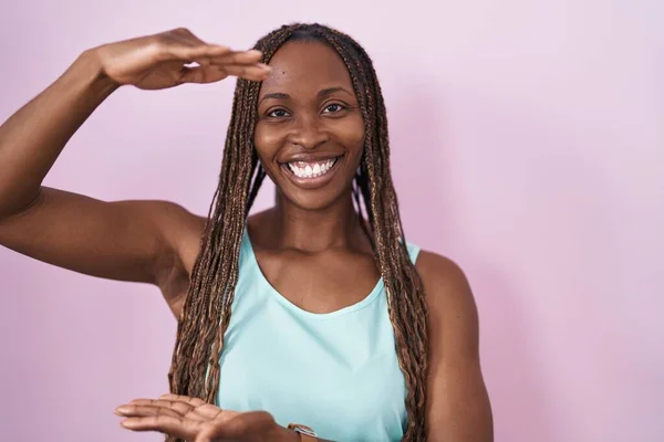 Africká Americká Žena Stojící Nad Růžovým Pozadím Gestikuluje Rukama Ukazujícími — Stock fotografie