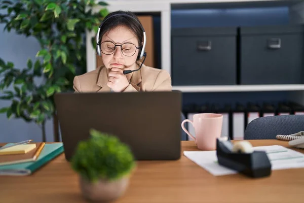 Kvinna Med Nedåtgående Syndrom Som Arbetar Kontoret Bär Headset Allvarligt — Stockfoto