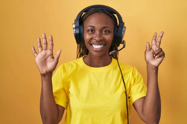 Afro Americana Ouvindo Música Usando Fones Ouvido Mostrando Apontando Para — Fotografia de Stock