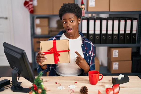 Afroamerikanerin Steht Weihnachten Bei Schaufensterpuppen Einem Kleinen Geschäft Und Lächelt — Stockfoto