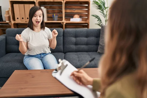 Ragazza Ispanica Con Sindrome Fare Terapia Celebrando Sorpreso Stupito Successo — Foto Stock