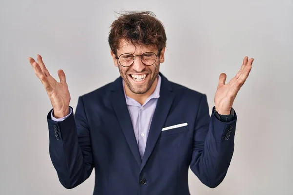 Homem Negócios Hispânico Usando Óculos Celebrando Louco Louco Para Sucesso — Fotografia de Stock