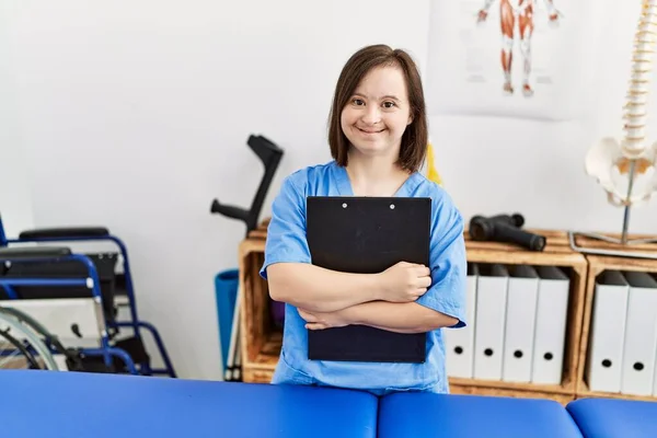 Brunette Woman Syndrome Working Holding Clipboard Physiotherapy Clinic — ストック写真