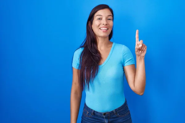 Ung Latinamerikansk Kvinna Står Över Blå Bakgrund Visar Och Pekar — Stockfoto