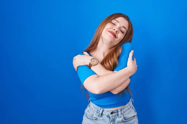 Donna Rossa Piedi Sfondo Blu Che Abbraccia Felice Positivo Sorridendo — Foto Stock