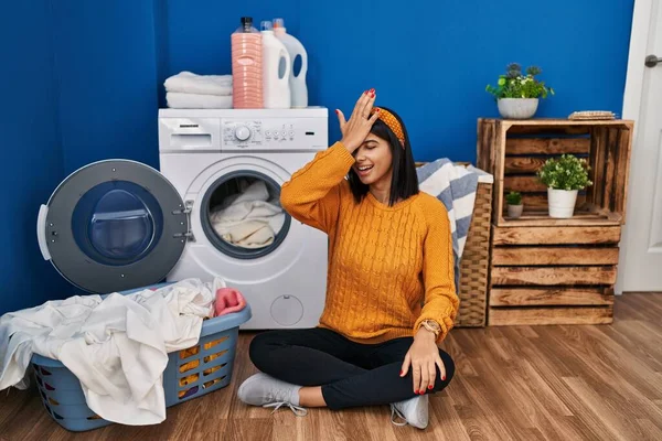 Young Hispanic Woman Doing Laundry Surprised Hand Head Mistake Remember — Stock Photo, Image