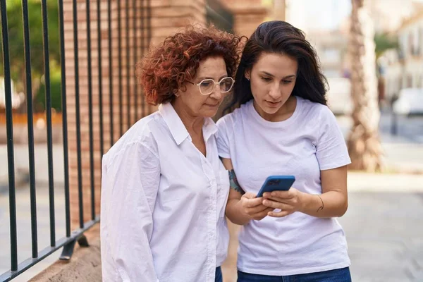 Duas Mulheres Mãe Filha Juntos Usando Smartphone Rua — Fotografia de Stock