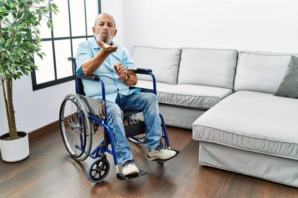 Bonito Homem Idoso Sentado Cadeira Rodas Sala Estar Olhando Para — Fotografia de Stock