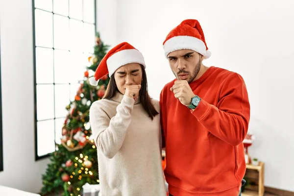 Casal Hispânico Jovem Junto Árvore Natal Sentindo Mal Tosse Como — Fotografia de Stock