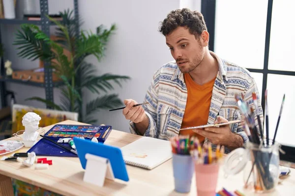 Jovem Artista Hispânico Tendo Vídeo Call Desenho Estúdio Arte — Fotografia de Stock