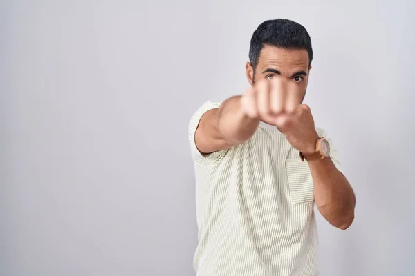 Hispanic Man Beard Standing Isolated Background Punching Fist Fight Aggressive — Stock Photo, Image