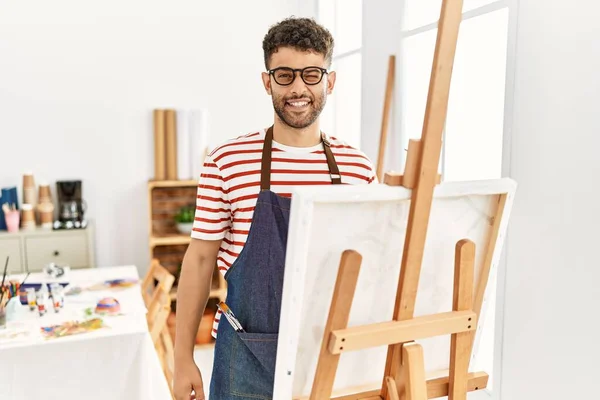 Árabe Jovem Estúdio Arte Piscando Olhando Para Câmera Com Expressão — Fotografia de Stock