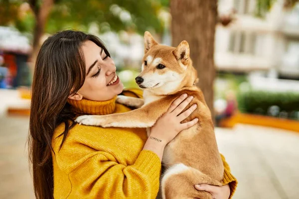 Красивая Молодая Женщина Обнимает Счастливую Собаку Шиба Ину Парке — стоковое фото