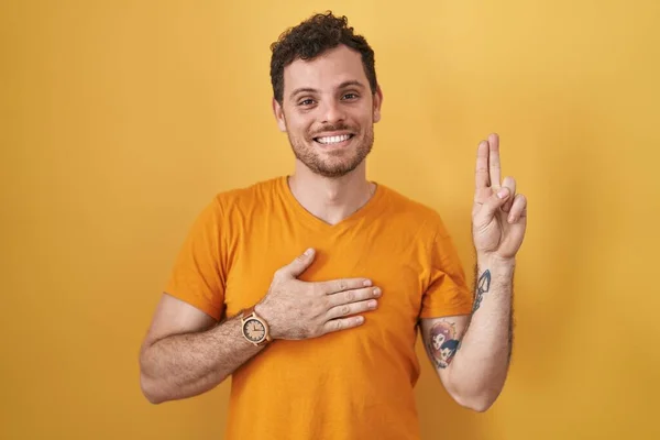 Jeune Homme Hispanique Debout Sur Fond Jaune Souriant Jurer Avec — Photo