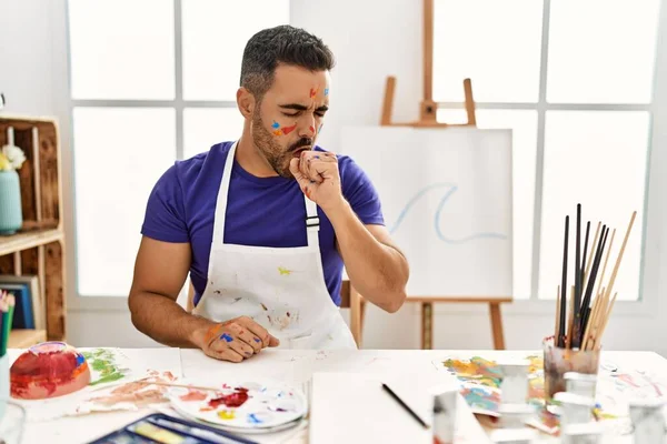 Joven Hispano Con Barba Estudio Arte Con Cara Pintada Sintiéndose — Foto de Stock