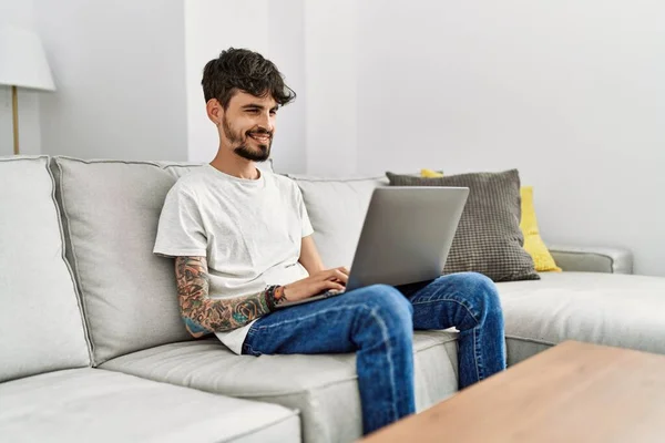 Genç Spanyol Adam Evdeki Kanepede Dizüstü Bilgisayar Kullanıyor — Stok fotoğraf