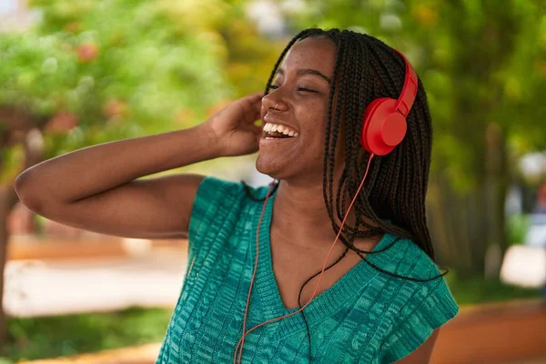 Afro Amerikaanse Vrouw Glimlachen Zelfverzekerd Luisteren Naar Muziek Het Park — Stockfoto