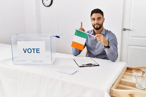 Ung Stilig Man Med Skägg Politisk Kampanj Val Innehar Irland — Stockfoto