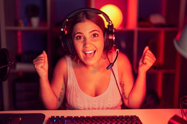 Young Blonde Woman Playing Video Games Wearing Headphones Celebrating Surprised — Foto de Stock