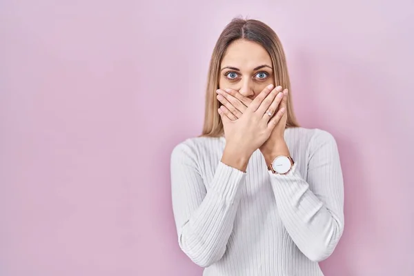 Giovane Donna Bionda Che Indossa Maglione Bianco Sfondo Rosa Scioccato — Foto Stock