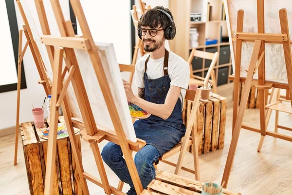 Mladý Hispánský Umělec Muž Poslouchající Hudbu Kreslení Ateliéru Umění — Stock fotografie