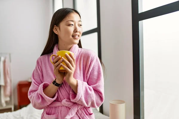 Fiatal Kínai Lány Kávézik Hálószobában — Stock Fotó