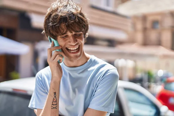 Νεαρός Ξανθός Άνδρας Χαμογελά Σίγουρος Μιλώντας Στο Smartphone Στο Δρόμο — Φωτογραφία Αρχείου