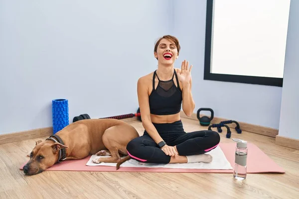 Молодая Красивая Женщина Сидит Коврике Yoga Отказ Говоря Привет Счастливый — стоковое фото
