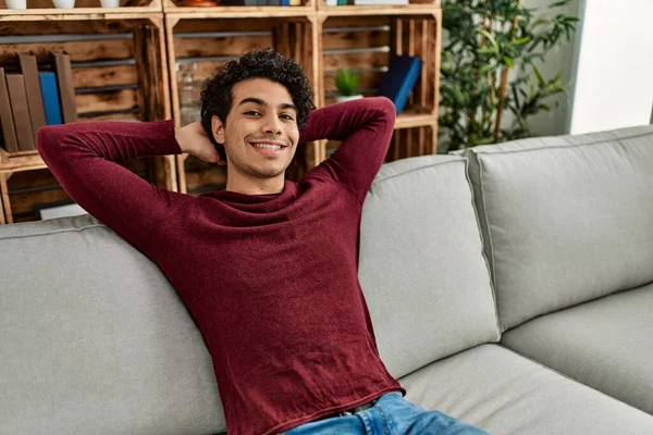 Jovem Hispânico Relaxante Com Mãos Cabeça Sentado Sofá Casa — Fotografia de Stock