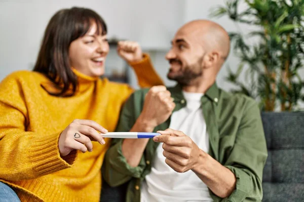 Jong Hispanic Paar Glimlachen Gelukkig Houden Zwangerschap Test Zitten Bank — Stockfoto
