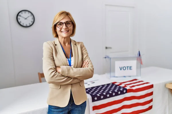 Středního Věku Blondýny Žena Usmívá Sebevědomě Rukama Zkřížené Gesto Volební — Stock fotografie