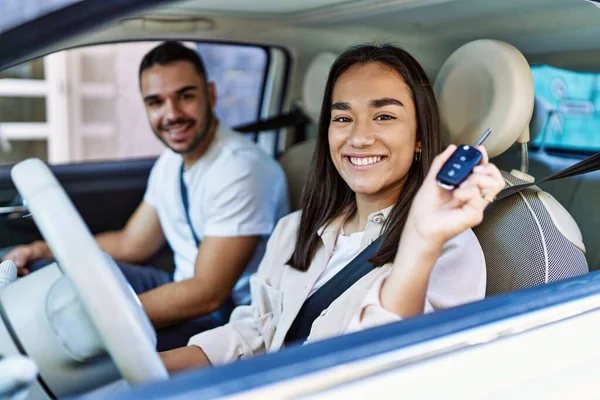 Junges Hispanisches Paar Fährt Auto Der Stadt Mädchen Lächelt Glücklich — Stockfoto