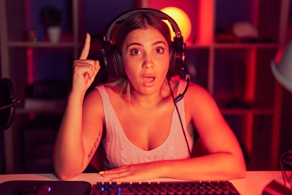 Young Blonde Woman Playing Video Games Wearing Headphones Pointing Finger — Foto de Stock