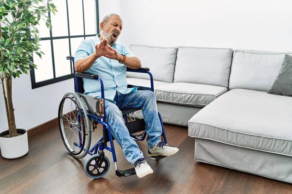 Bonito Homem Idoso Sentado Cadeira Rodas Sala Estar Expressão Enojada — Fotografia de Stock